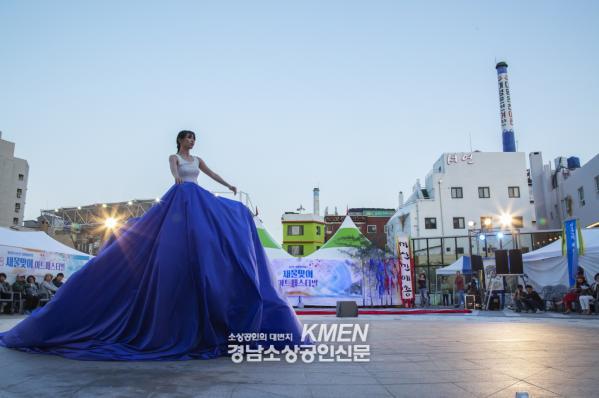 3717738889_hXrwORce_0b250740d76e187bb722